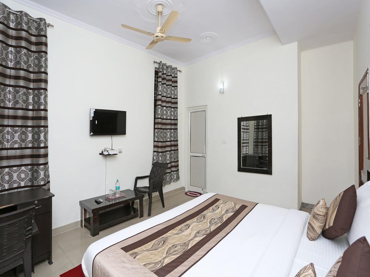 Oyo 8910 Celeste Inn Грейтър Нойда Екстериор снимка