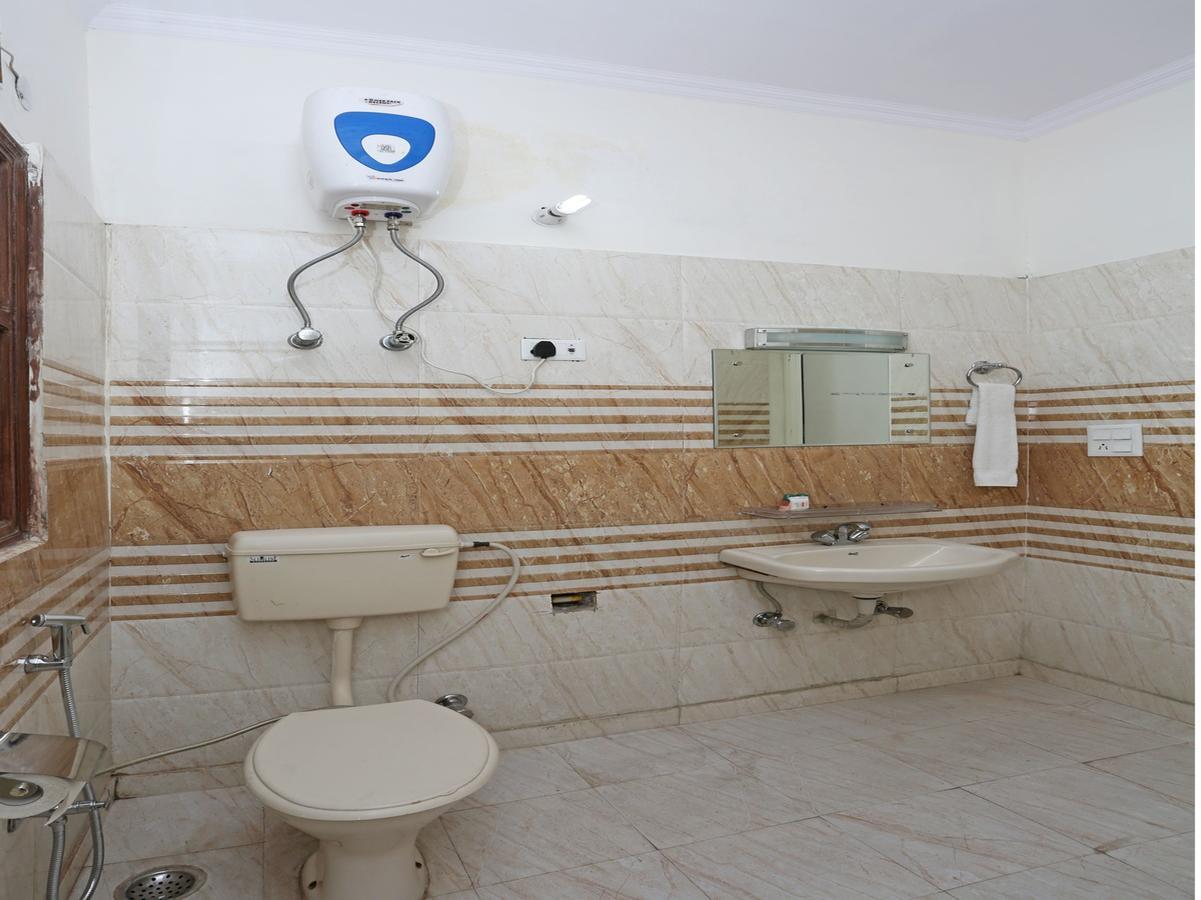 Oyo 8910 Celeste Inn Грейтър Нойда Екстериор снимка