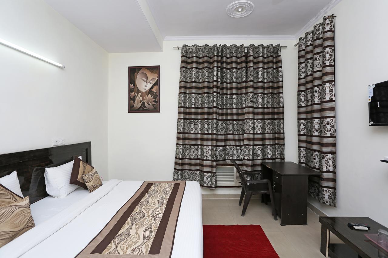 Oyo 8910 Celeste Inn Грейтър Нойда Екстериор снимка